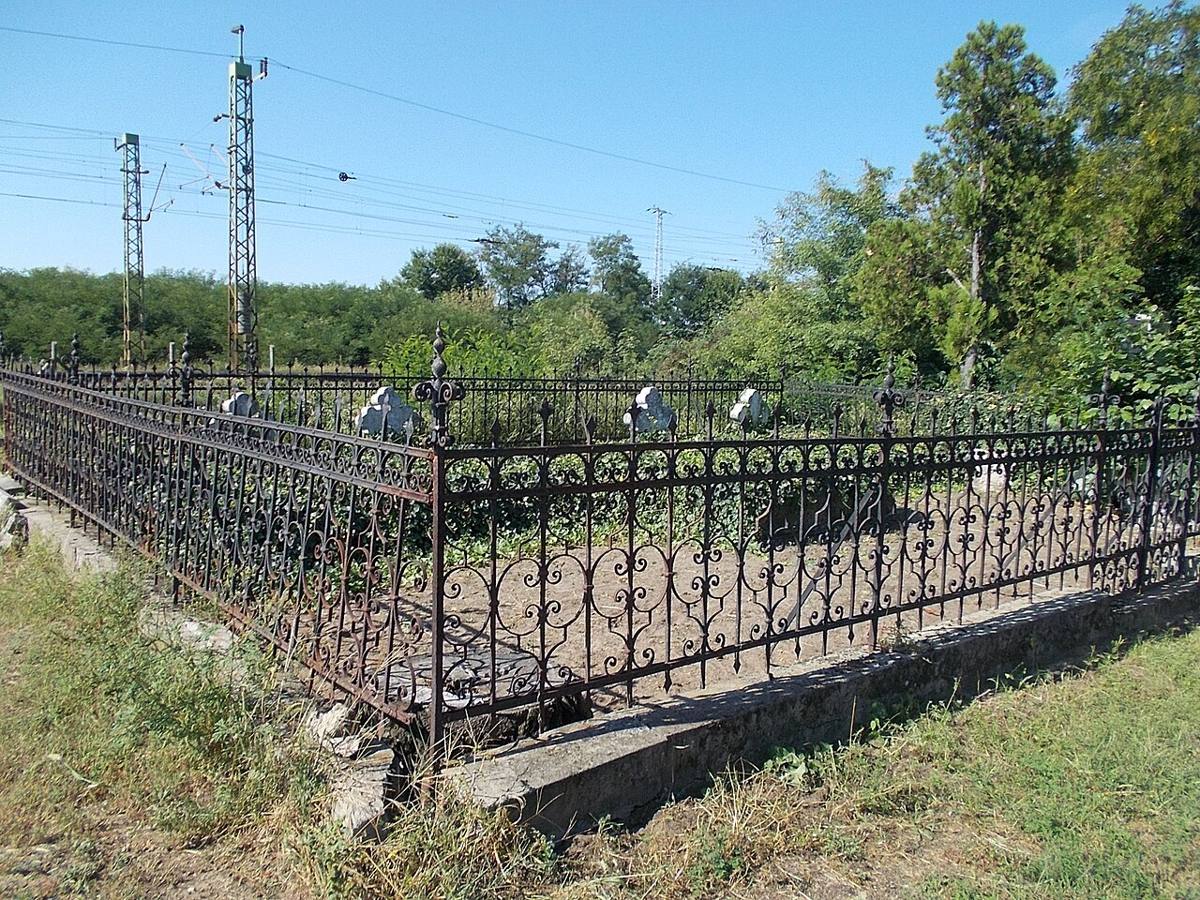 Кованая ограда на кладбище