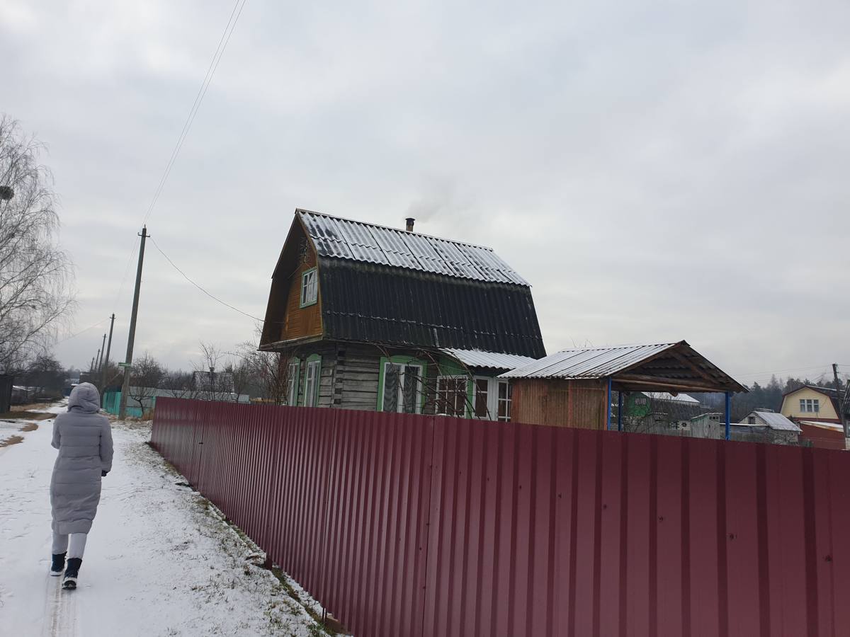 Забор из тёмно-красного профнастила у частного дома